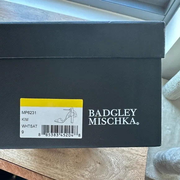 Badgley Mischka White heels - Picture 5 of 6